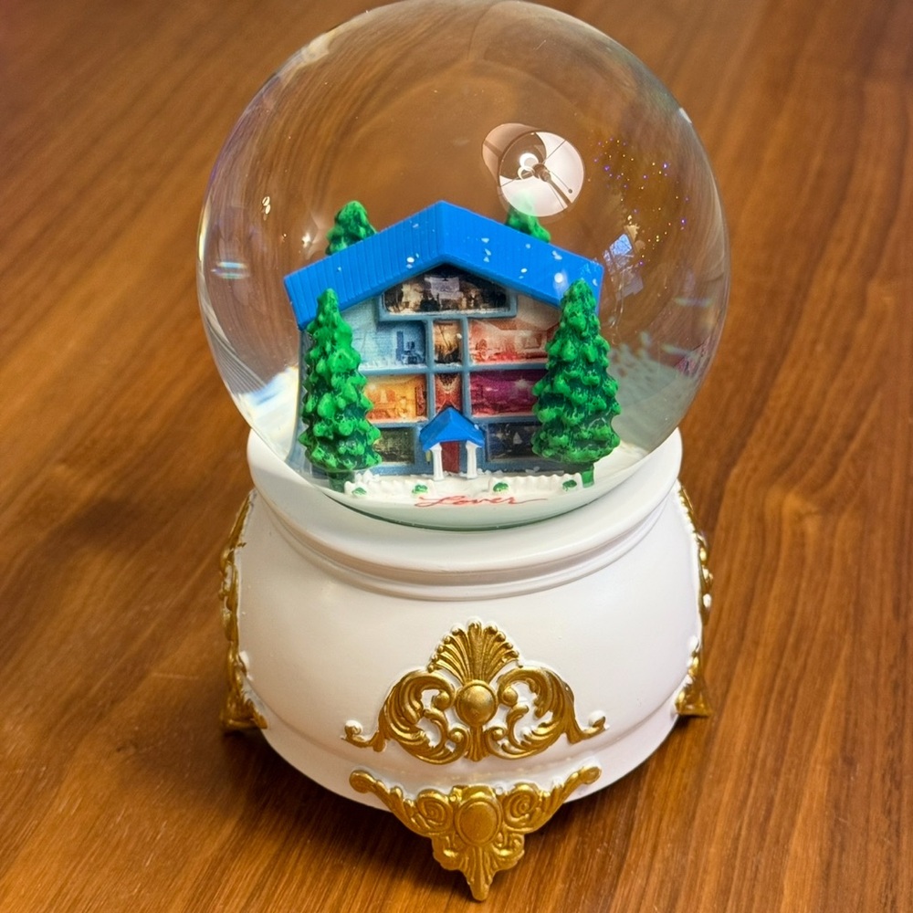 Taylor Swift Lover Snowglobe w/ box